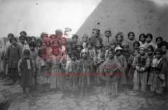 Enfants orphelins des villages environnants recueillis à Van, avril-mai 1915 (coll. Bibliothèque Nubar).